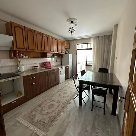 Meydanin Goebeginde Kiralik ترابزون